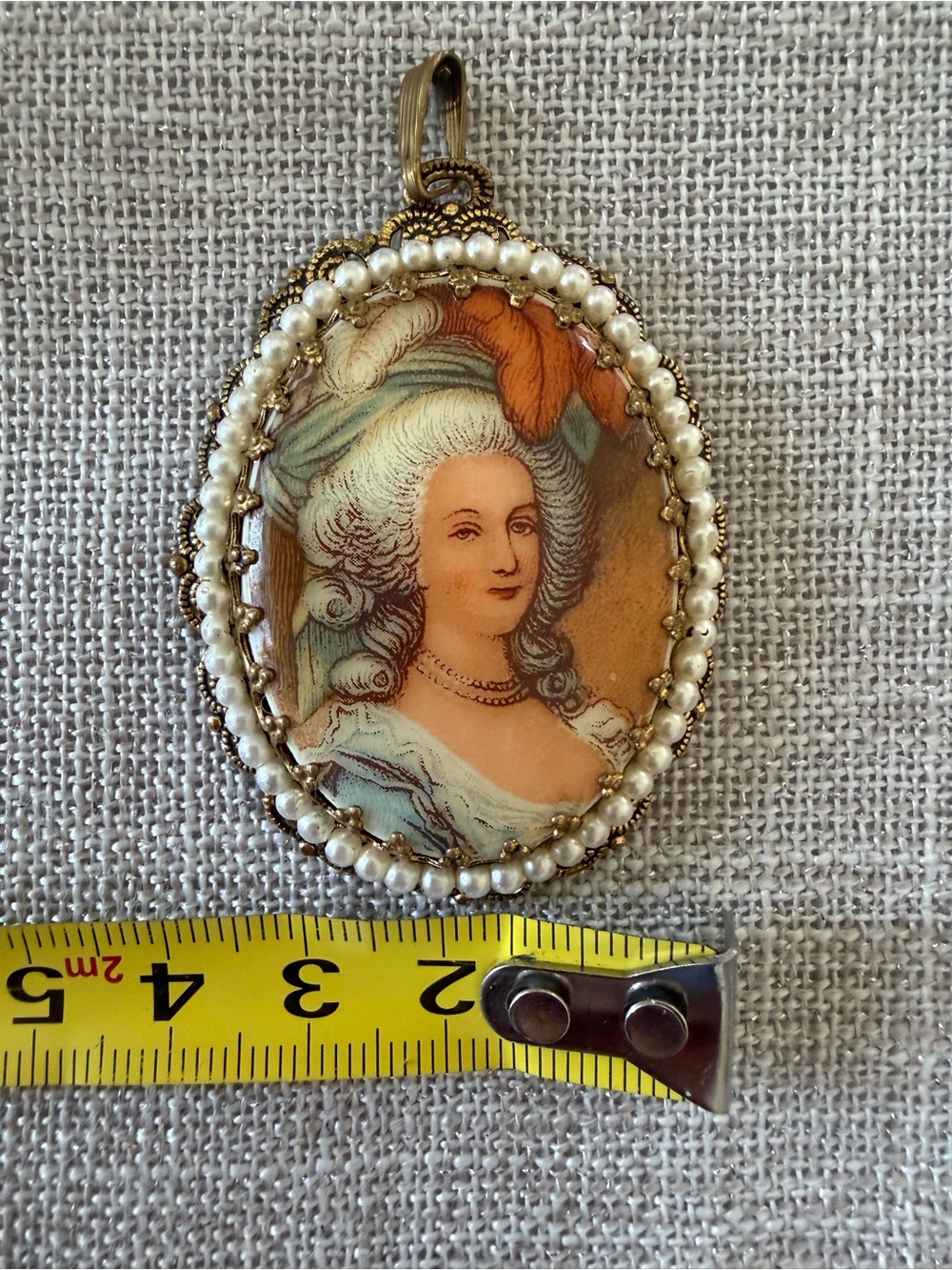 Vintage Portrait Cameo Pendant in Cream & Gold - Picture 4 of 4